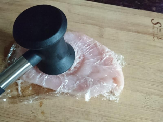 3、嫩煎鸡胸肉，健身减脂必备,准备肉锤！