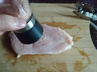 5、嫩煎鸡胸肉，健身减脂必备,开始腌肉的步骤，先加盐！