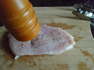 6、嫩煎鸡胸肉，健身减脂必备,加入黑胡椒，另一面也重复这个步骤喔！调味的部份可以一自己喜好添加香料，像是红椒粉、义大利香料、咖喱粉…等等。