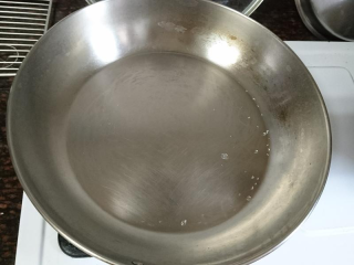 8、嫩煎鸡胸肉，健身减脂必备,热锅完毕后加入少许橄榄油开始煎肉！