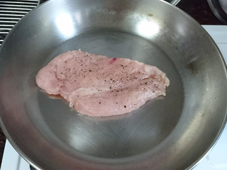 9、嫩煎鸡胸肉，健身减脂必备,放入鸡胸肉。