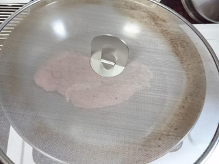 11、嫩煎鸡胸肉，健身减脂必备,可以盖上这种防喷油的盖子