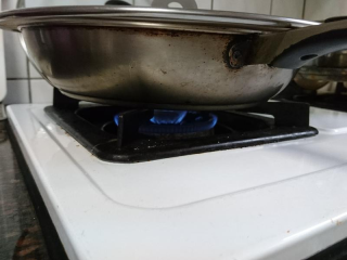 12、嫩煎鸡胸肉，健身减脂必备,火可以转中火煎，肉比较不容易焦掉。