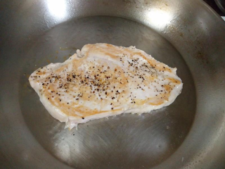 13、嫩煎鸡胸肉，健身减脂必备,两分钟到了，把鸡肉翻面！