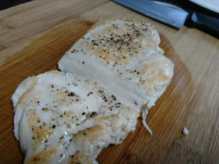 14、嫩煎鸡胸肉，健身减脂必备,煎好的鸡肉取出静置5分钟，直接切肉汁会流出来。