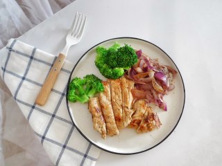 15、嫩煎鸡胸肉，健身减脂必备,静置好，将鸡肉切成合适小块，搭配上蔬菜。完美~