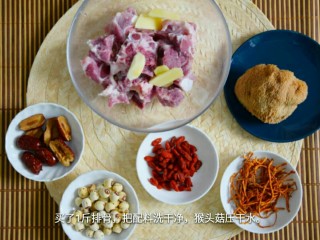 4、猴头菇排骨养胃汤,把配料都洗好，分开装。