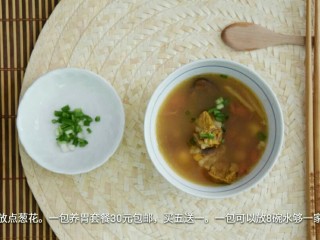 7、猴头菇排骨养胃汤,吃之前放一点葱花。