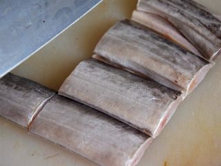 8、红烧带鱼,将带鱼切成2厘米的段备用;