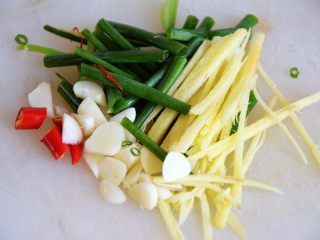 9、红烧带鱼,葱、姜、蒜、小米辣改刀备用;
