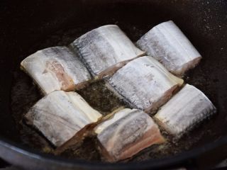 11、红烧带鱼,平底锅中放油,油温7成热时将带鱼入锅煎制;