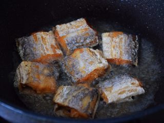 12、红烧带鱼,一面煎成金黄色后另一面也煎成金黄色;