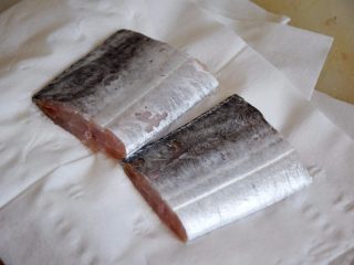 10、红烧带鱼,将带鱼表面水分擦干;