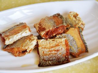 13、红烧带鱼,煎好的带鱼盛出备用;