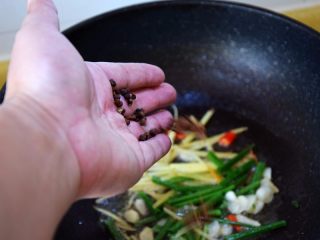 14、红烧带鱼,取另一口锅,将锅中加入花生油,将葱、姜、蒜、小米辣、八角、花椒入锅煸炒;