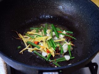 15、红烧带鱼,作料中小火炒出香味;