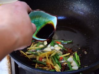 16、红烧带鱼,烹入酱油;