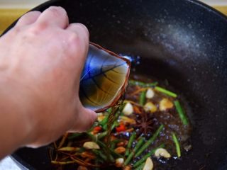 17、红烧带鱼,再烹入料酒;