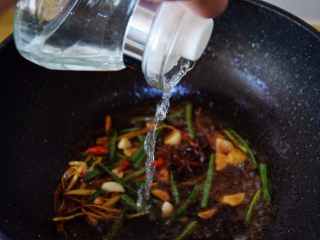 18、红烧带鱼,加入适量清水,水要刚好没过鱼块为准;