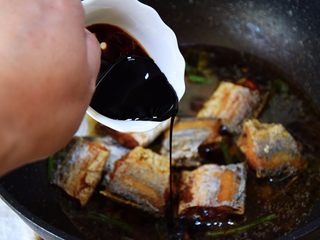 20、红烧带鱼,加入老抽;