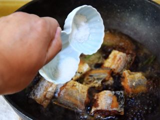 21、红烧带鱼,加入盐和白砂糖;