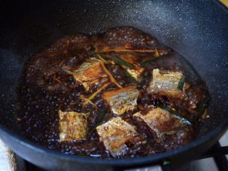 22、红烧带鱼,大火烧开后,转中小火烧制;