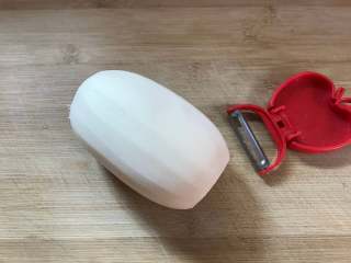 2、牛奶桂花莲藕汁,用刨子刨去外皮。
