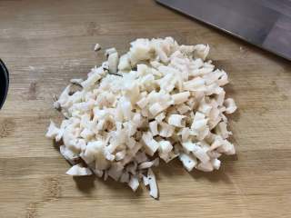 3、牛奶桂花莲藕汁,然后切成丁。