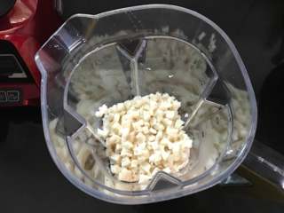 4、牛奶桂花莲藕汁,放入破壁机搅拌杯中。