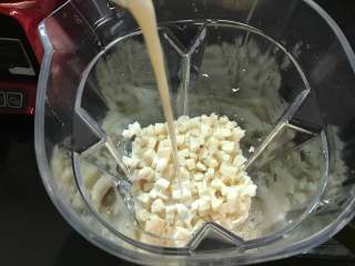 5、牛奶桂花莲藕汁,加入牛奶。