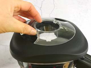 7、牛奶桂花莲藕汁,盖上盖子。