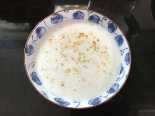 10、牛奶桂花莲藕汁,倒入碗中，上面撒上桂花即可。