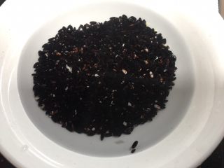 2、红枣黑米粥,黑米清洗干净