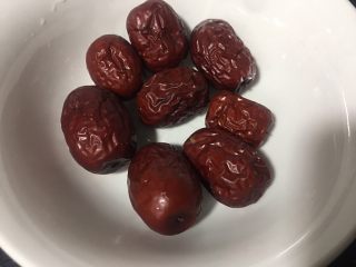 3、红枣黑米粥,准备红枣适量