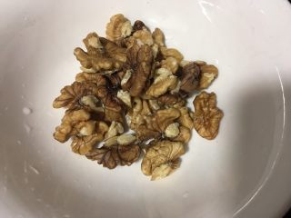 5、红枣黑米粥,准备一大把核桃