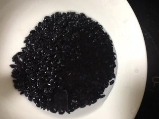 7、红枣黑米粥,乌米清洗干净