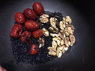 11、红枣黑米粥,加入乌米