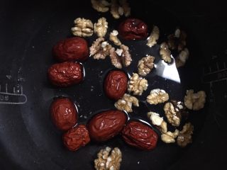 12、红枣黑米粥,加入适量的清水