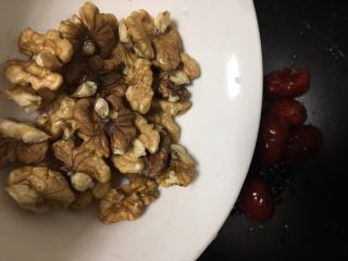 10、红枣黑米粥,加入核桃