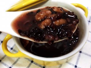 15、红枣黑米粥,我们的红枣黑米粥就做好了，非常的软糯清香