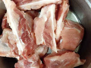 1、排骨焖冬瓜,排骨冲洗干净沥干水份备用