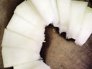 2、排骨焖冬瓜,冬瓜削皮后切块备用