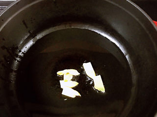 3、排骨焖冬瓜,热锅冷油，下姜片炒香