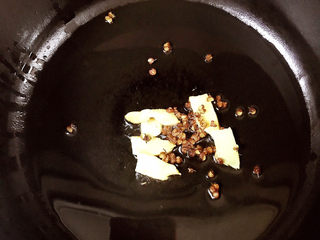 4、排骨焖冬瓜,放花椒炸出香味