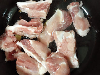 5、排骨焖冬瓜,放入排骨