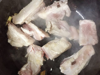 6、排骨焖冬瓜,加料酒翻炒