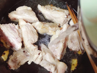 7、排骨焖冬瓜,加入适量清水