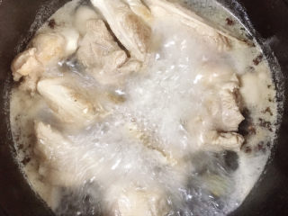 9、排骨焖冬瓜,转中小火，盖上锅盖