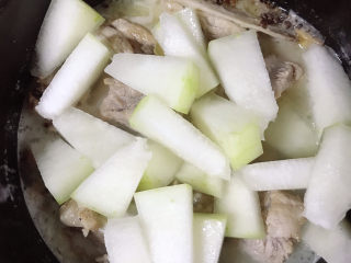 11、排骨焖冬瓜,揭开锅盖，放入切好的冬瓜