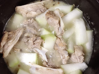 12、排骨焖冬瓜,拌匀